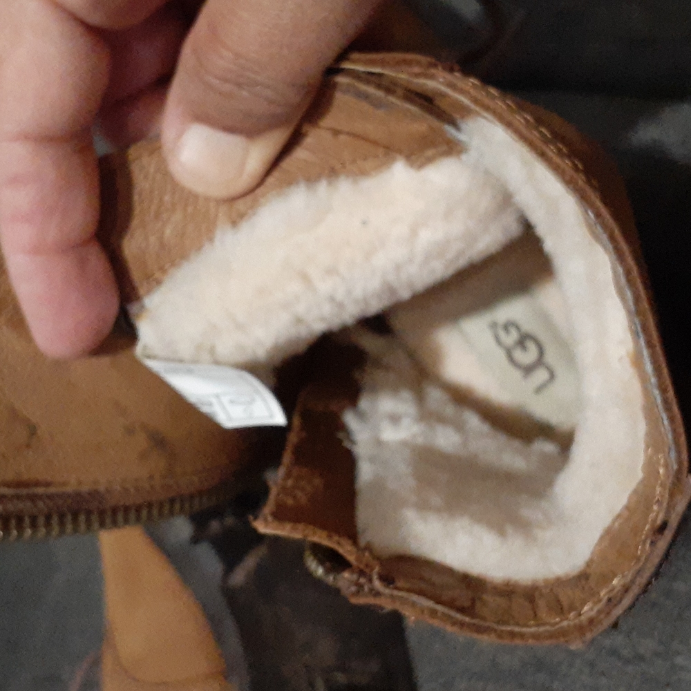 UGG BOOTIES - Picture 6 of 7